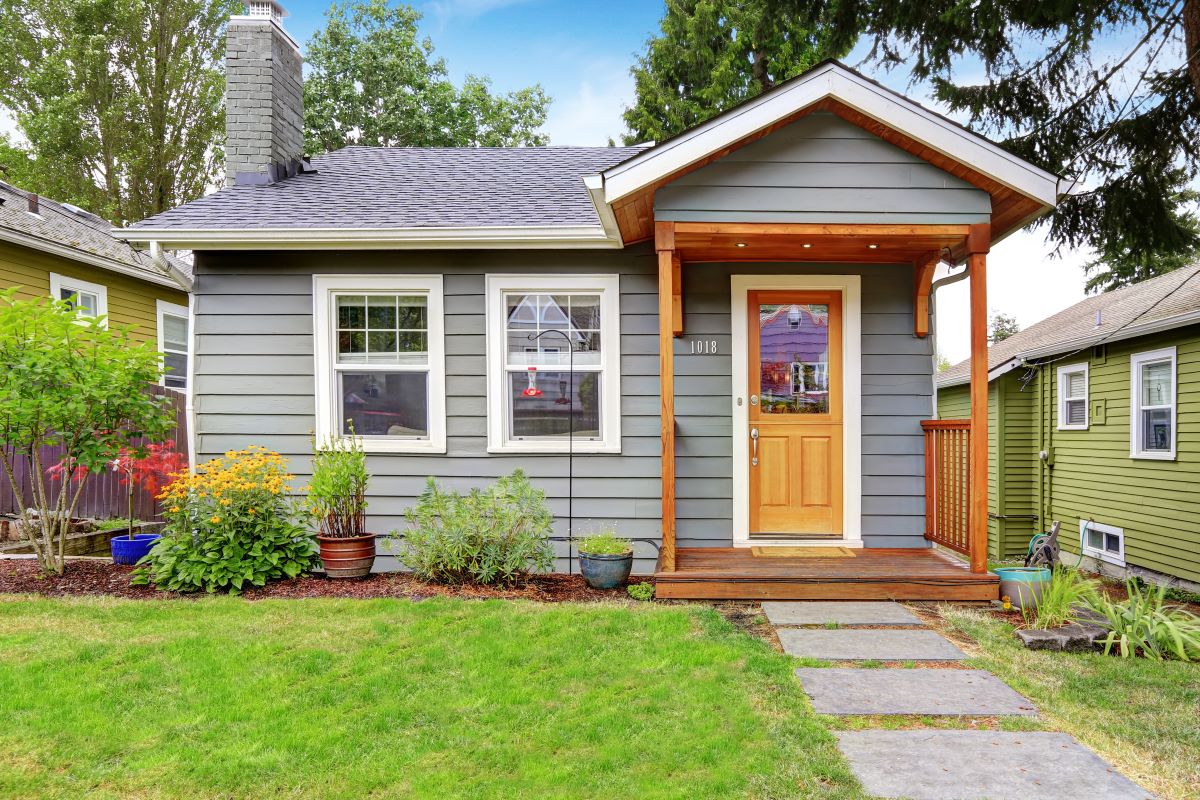 small house front lawn