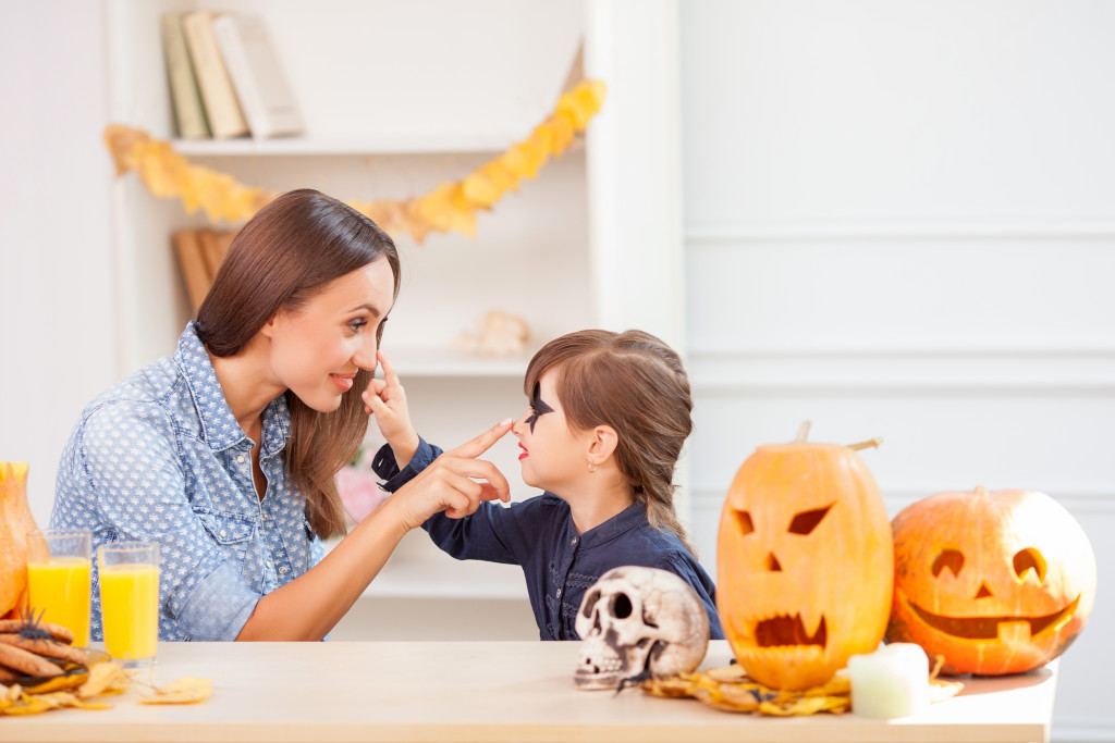 mom daughter bonding during Halloween