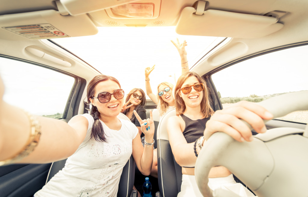 girls friends going on a road trip