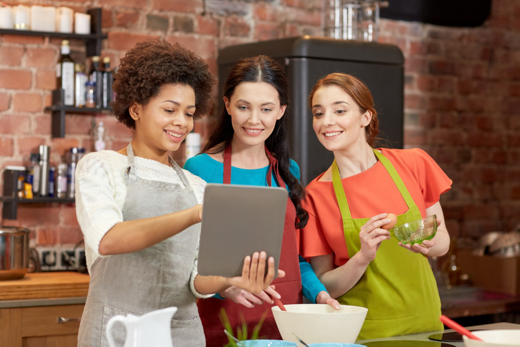 3 friends at a cooking class